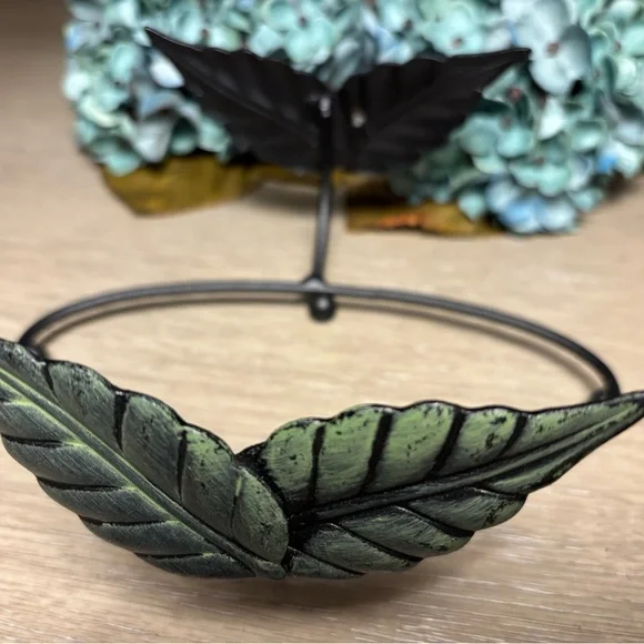 A Longaberger 2010 Oval Sage Green Color, with Teal color silk Hydranges. - Picture 10 of 16